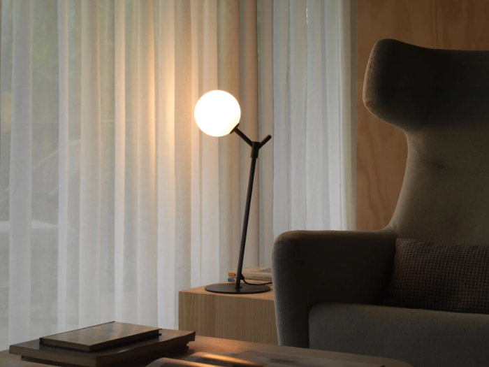 ATOM - Metal table lamp with fixed arm _ Aromas del Campo